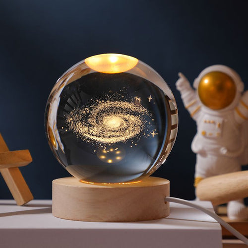 Veilleuse boule de cristal 3D – Lampe de bureau galaxie et espace avec socle en bois